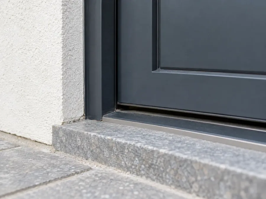 Detail eines schmalen Spalts am unteren Abschluss einer Außentür
